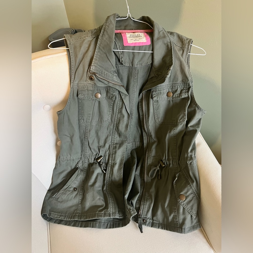 Army green utility vest size large